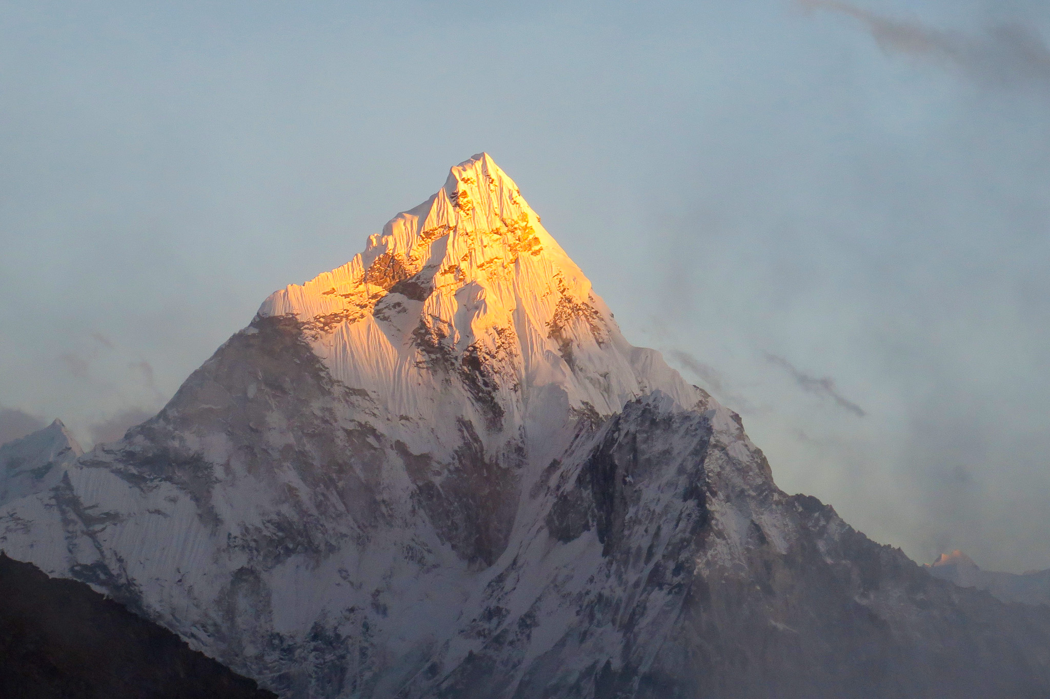 Vue ensoleillée du sommet de l'Ama Dablam au Népal