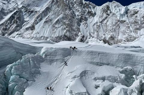 Traversée de l'icefall pendant l'ascension de l'Everest