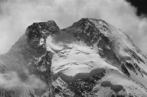 Le plateau supérieur du Broad Peak. Au centre, le Windy Gap, à droite le sommet © Fritz Wintersteller