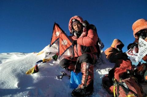 Nigma Nuru Sherpa au sommet de l'Everest