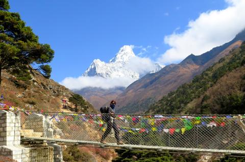 Traversée d'un pont au Népal