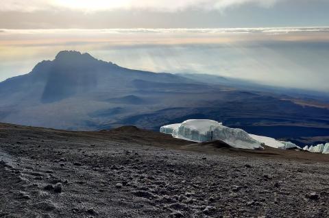 Ascension du Kilimandjaro à 5895 mètres par la voie Rongai Glacier du Kilimandjaro à 5895 mètres