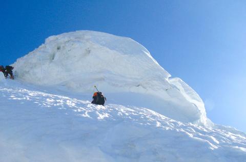 Alpinisme au sérac entre le camp 2 et 3 du pic Communisme