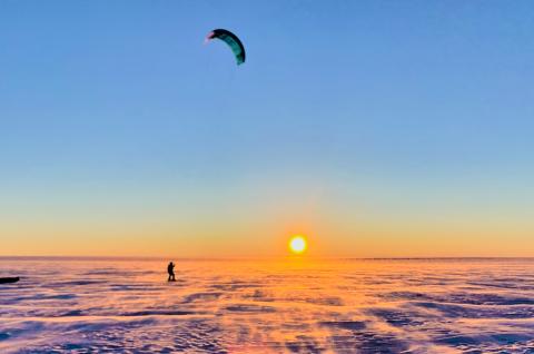 Expédition et lever du jour en snowkite sur la traversée sud-nord du Groenland