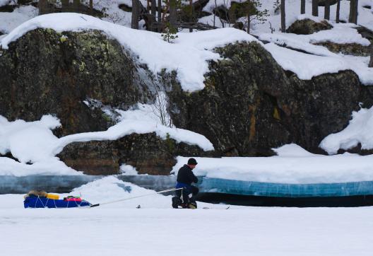 Skieur sur le lac Inari gelé en Finlande