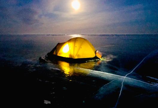 Voyage d'aventure et bivouac en pleine nuit au lac Baïkal