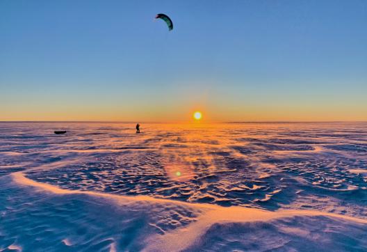 Expédition et lever du jour en snowkite sur la traversée sud-nord du Groenland