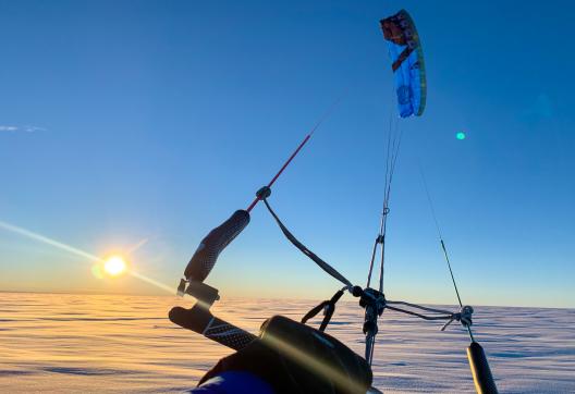 Voyage d'aventure et voile de snowkite sur la traversée sud-nord du Groenland