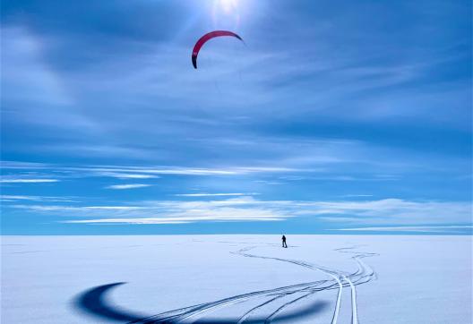 Voyage d'aventure et progression sur la neige en snowkite sur la traversée sud-nord du Groenland