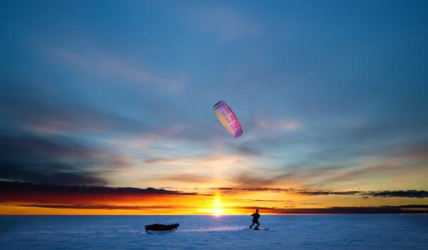 Dixie Dansercoer en ski kite en Antarctique