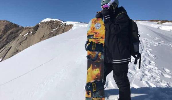 Snowboarder au sommet d'une montagne de la chaine Drigalsky