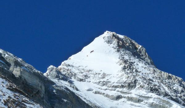 Alpinistes vers le sommet de l'Everest versant nord