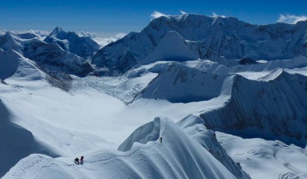 Alpinistes sur l'arête du Baruntse au Népal à 7120 mètres