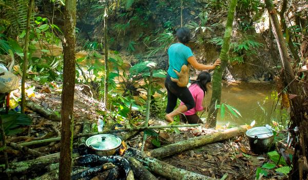 Matses au camp avec paresseux en Amazonie péruvienne