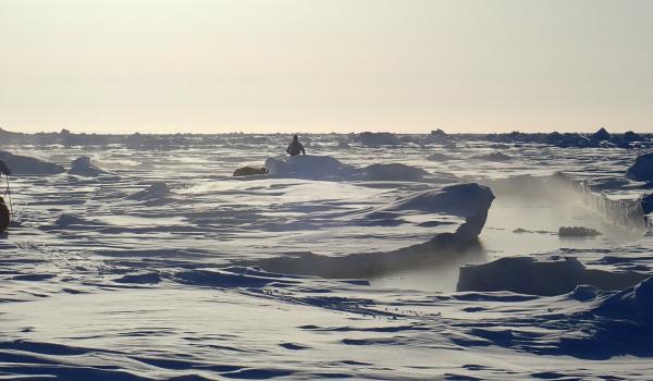 Skieurs au pôle Nord près d'un lead sur la banquise