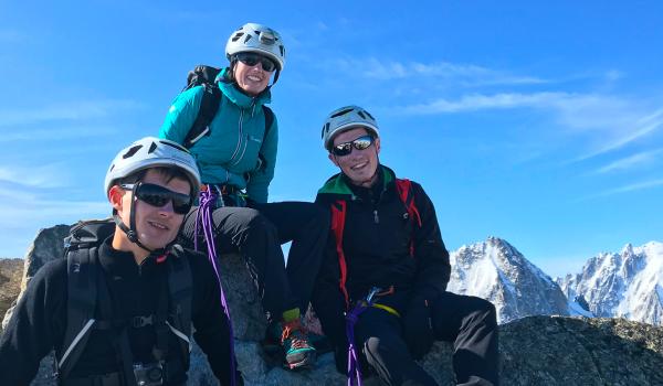 Alpinistes au sommet de tête blanche à 3429 mètres