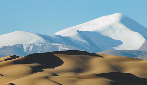 Dunes et montagnes enneigées de l'Altyn Tagh