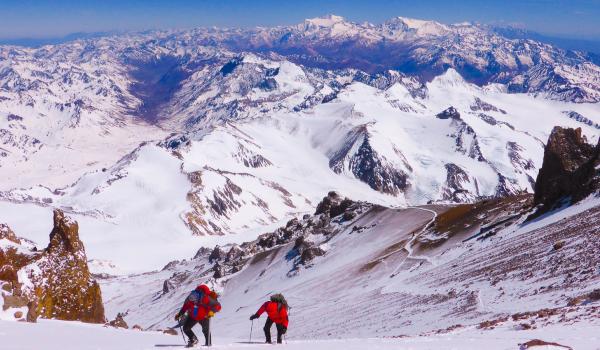 Trekkers sur l'Aconcagua à 6962 mètres en Argentine