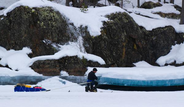 Skieur sur le lac Inari gelé en Finlande