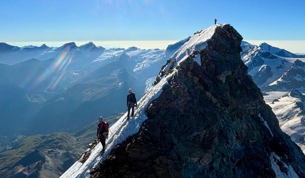 Arête sommitale du Cervin à 4478 mètres en Suisse