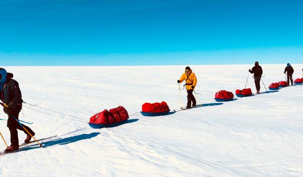 Expédition et progression en ski pulka sur la traversée du Groenland d'ouest en est
