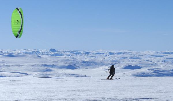 Voyage en Snowkite avec une voile verte en Norvège