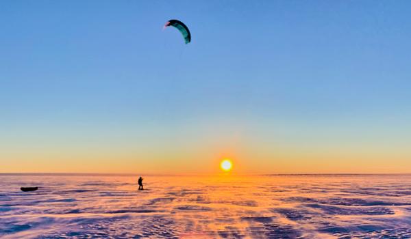 Expédition et lever du jour en snowkite sur la traversée sud-nord du Groenland