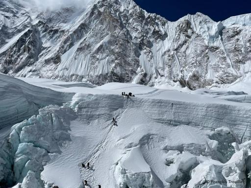 Traversée de l'icefall pendant l'ascension de l'Everest