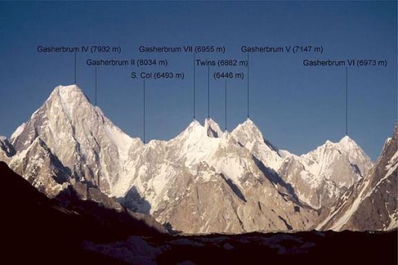 Les faces ouest des Gasherbrum IV, V, VI et  VII. Le Gasherbrum II est à peine visible derrière l’arête sud du Gasherbrum IV. Le Gasherbrum I (Hidden Peak) est caché derrière le Gasherbrum V.