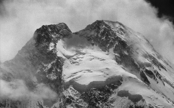 Le plateau supérieur du Broad Peak. Au centre, le Windy Gap, à droite le sommet © Fritz Wintersteller