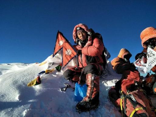 Nigma Nuru Sherpa au sommet de l'Everest