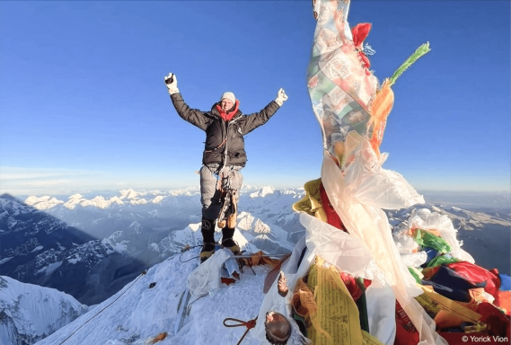 Yorick Vion au sommet de l'Everest en 2022 © Yorick Vion