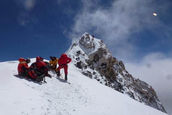 Participants à l'approche du sommet du Makalu à 8485 mètres 