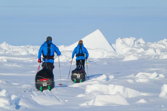 Deux participants sur la banquise vers les pôle Nord