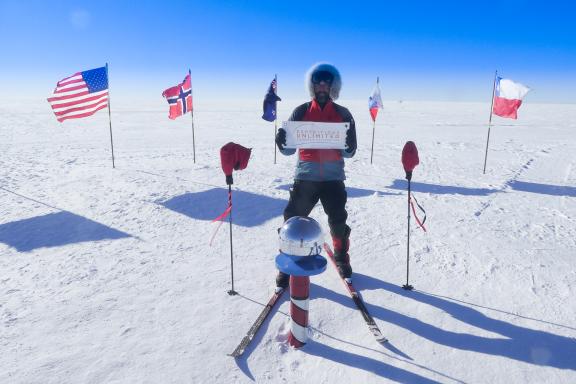 Participant au pôle Sud après sa traversée