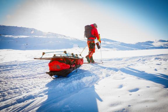 Skieur sur l'Arctic Circle Trail au Groenland
