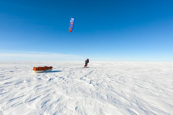 En 2019, nous repartons avec Henk-Jan, Cordula et Lorenz pour traverser le Groenland d'ouest en est en ski pulka & kite de Kangerlussuaq à Isortoq