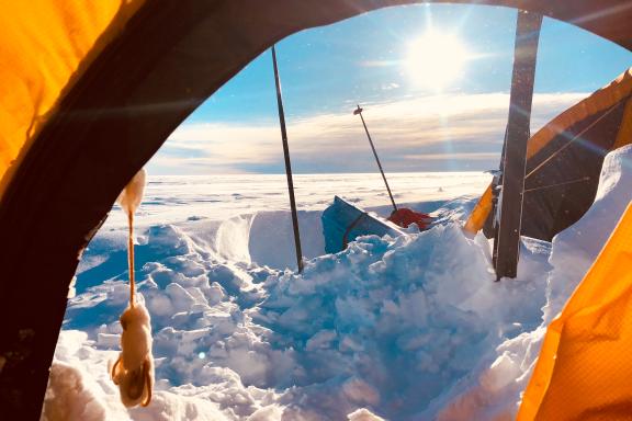 Voyage d'aventure et vue de la tente sur la traversée du Groenland d'ouest en est