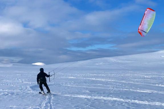 Voyage d'aventure et progression en snowkite à Hardangervidda