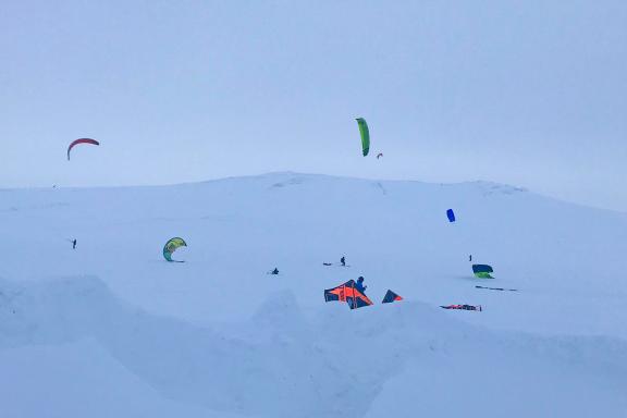 Voyage et plusieurs snowkiters à Hardangervidda