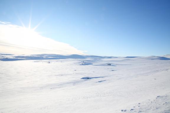 Voyage d'aventure et plateau de snowkite ensoleillé à Hardangervidda