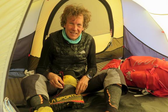 Expédition avec un ascensionniste dans sa tente à l'Ama Dablam