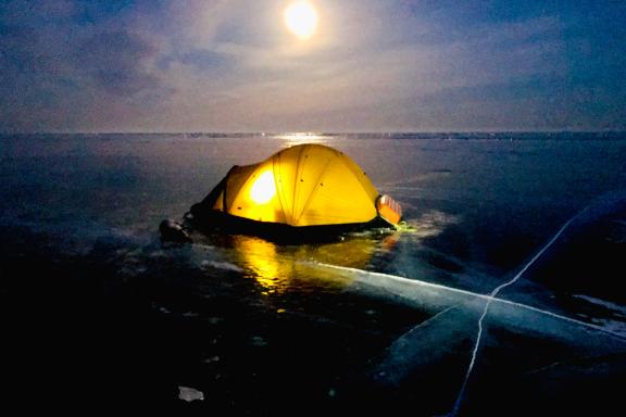 Voyage d'aventure et bivouac en pleine nuit au lac Baïkal