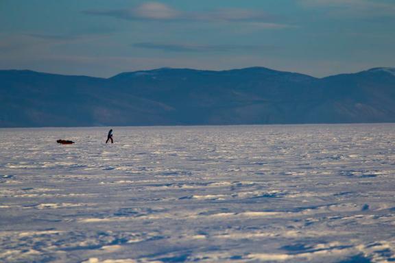 Expédition et progression en ski pulka au lac Baïkal