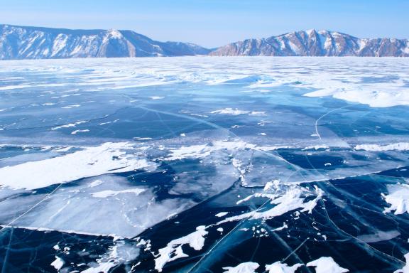 Expédition et glace ensoleillé au lac Baïkal