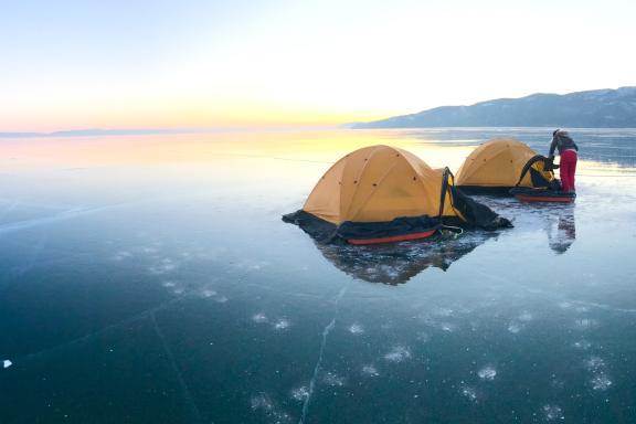 Voyage et bivouac sur la glace sur le lac Baïkal