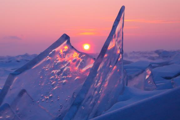 Voyage et fragment de glace au lac Baïkal