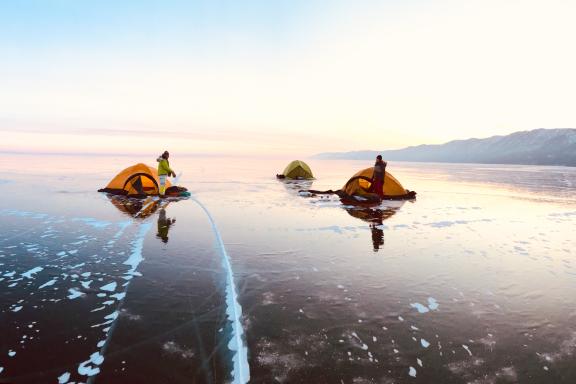 Voyage et bivouac sur la glace sur le lac Baïkal