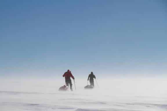 Voyage polaire et avancée sous des rafales de vents au pôle Sud