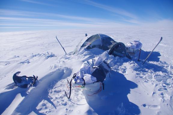 Voyage et bivouac recouvert de neige au pôle Sud